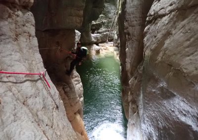 Progression dans un bief du canyon du Pont du Diable dans les Bauges