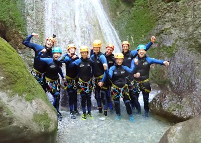 Groupe de participants lors d'une sortie canyoning découverte dès 12 ans près d'Annecy