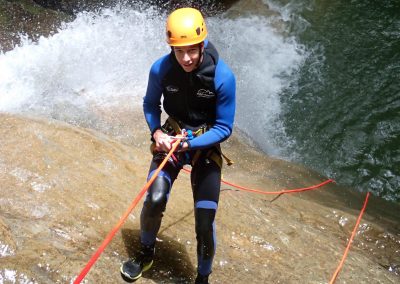 Descente en rappel dans un canyon de Savoie lors d'une sortie canyoning dès 12 ans
