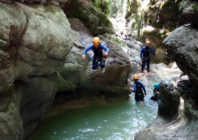 Saut dans une vasque naturelle lors d'un canyoning dès 12 ans en Haute-Savoie