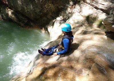 Descente d'un toboggan naturel pendant une sortie canyoning près d'Annecy