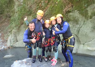 Enfants équipés au départ du canyon de Eau Rousse en Savoie