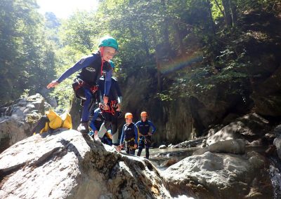 Evolution d'un enfant descendant le canyon de Eau Rousse en Savoie