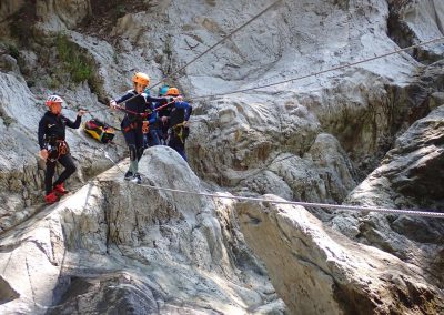 Passage du pont de singe par un enfant sécurisé lors de la descente du canyon de Eau Rousse en Savoie