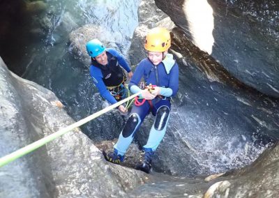 Enfant réalisant une descente en rappel dans le canyon de Eau Rousse en Savoie