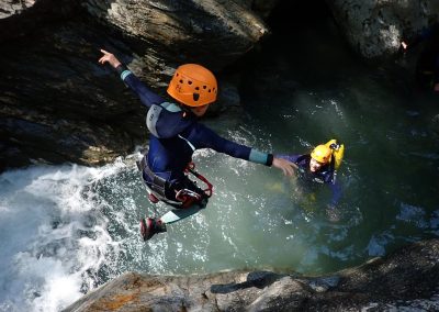 Enfant réalisant un saut naturel dans le canyon de Eau Rousse en Savoie