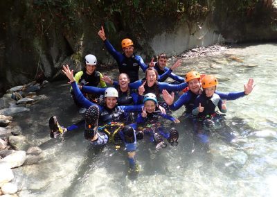 Famille et enfants lors d'une sortie canyoning dès 8 ans près d'Annecy