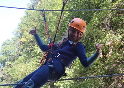 Passage d'un pont de singe lors d'un canyoning familial en Tarentaise
