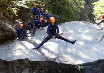 Enfant réalisant un saut dans une vasque lors d'un canyoning famille en Savoie