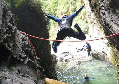 Saut dans une vasque lors d'un canyoning sportif en Haute-Savoie