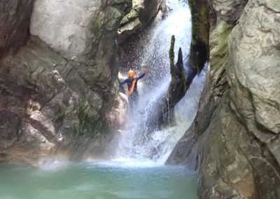 Passage aquatique avec cascade puissante dans le canyon de Montmin sportif