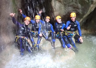 Groupe de participants lors d'une sortie canyoning sportif dès 14 ans en Haute-Savoie