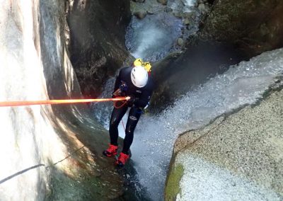 Grande descente en rappel danns un canyon sportif en Savoie