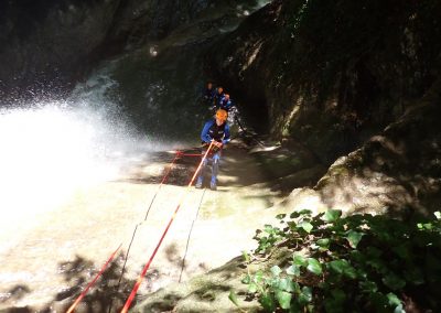 descente en rappel dans une cascade du canyon d'Angon en Haute-Savoie