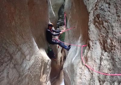Passage dans une étroiture du canyon du Pont du Diable dans les Bauges