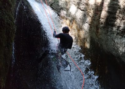 Descente en rappel dans le canyon de Pussy en Savoie