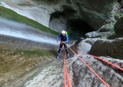 grand rappel vertical dans le canyon d'Angon près du Lac d'Annecy