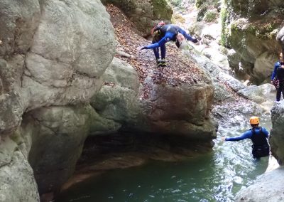 saut dans une vasque du canyon d'Angon très sportif près d'Annecy