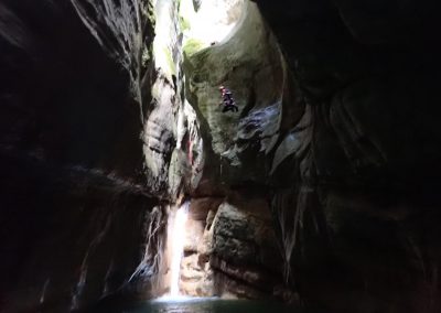Saut dans une vasque du canyon du Pont du Diable en Savoie