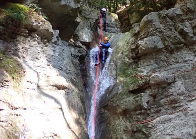 toboggan rappel dans le canyon très sportif d'Angon en Haute-Savoie