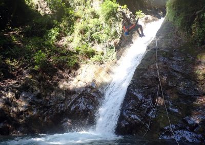 Participant réalisant un saut dans une vasque du canyon de Bénétant en Savoie