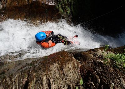 Participant réalisant un toboggan naturel dans le canyon de Bénétant en Savoie Tarentaise