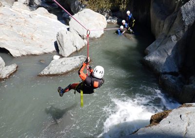 Tyrolienne lors d'un canyoning familial en Tarentaise